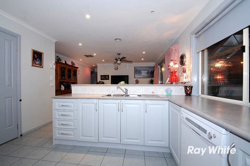 2 Greenbriar Way, CRANBOURNE WEST VIC 3977, Cranbourne West - Thumbnail 4