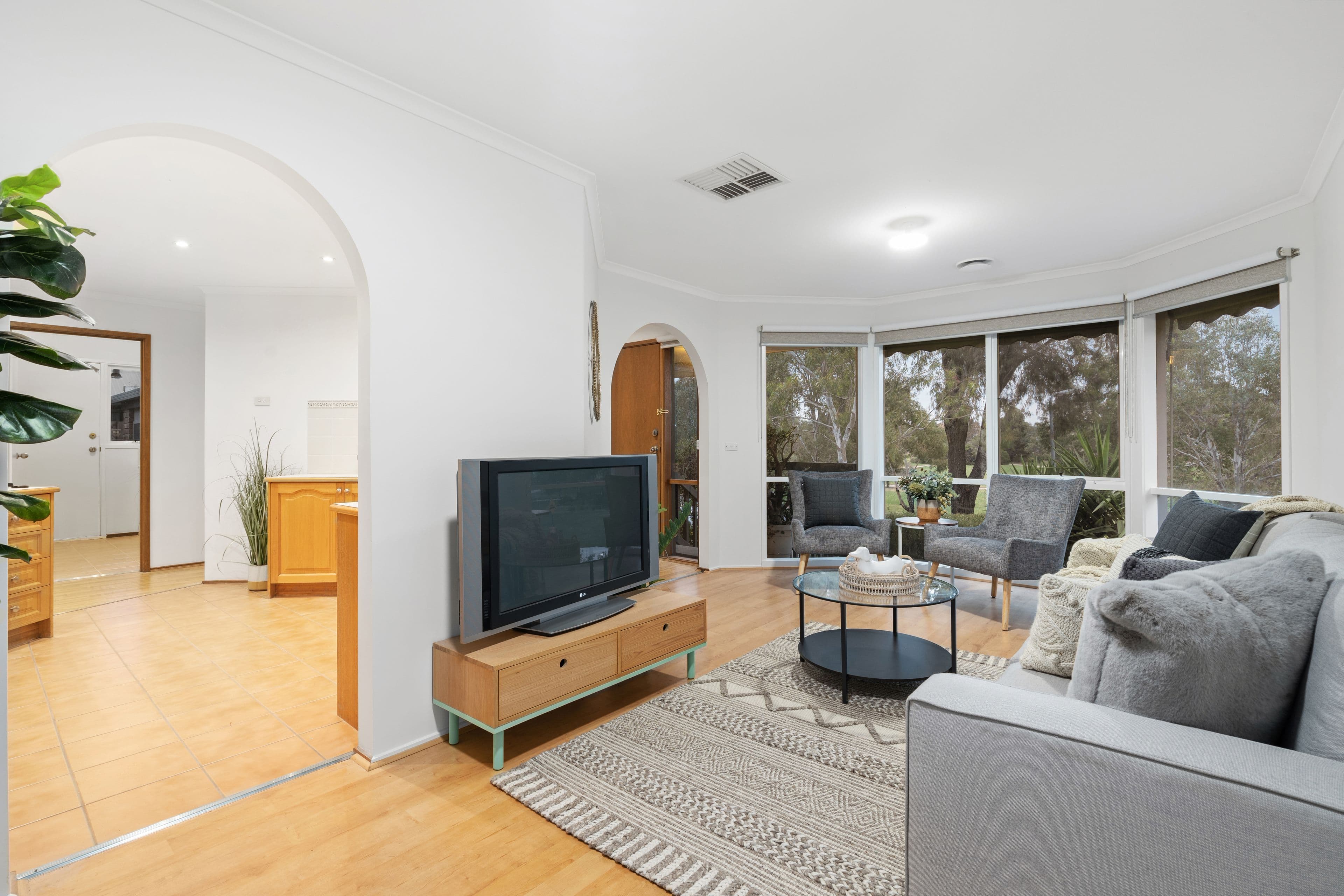 16 Farnham Crescent, Mill Park VIC 3082, Mill Park - Thumbnail 3