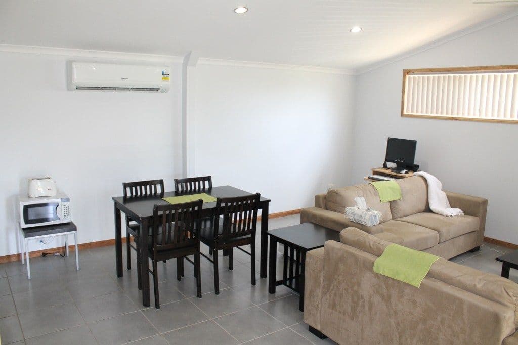 33 Manooka Drive, CANNONVALE QLD 4802, Cannonvale - Thumbnail 3
