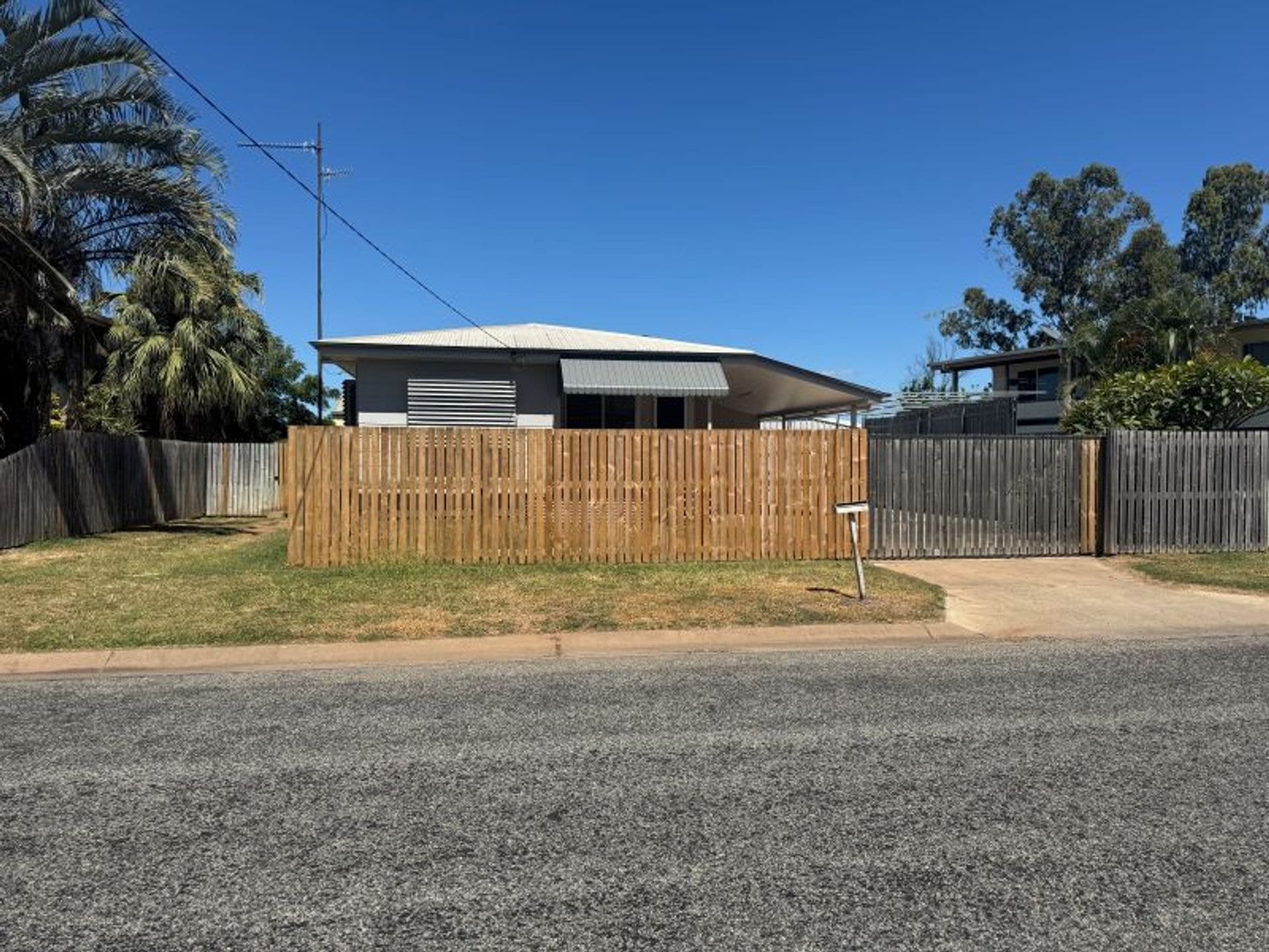 17 Barraclough Crescent, Moranbah, QLD, 4744, Moranbah - Thumbnail 2