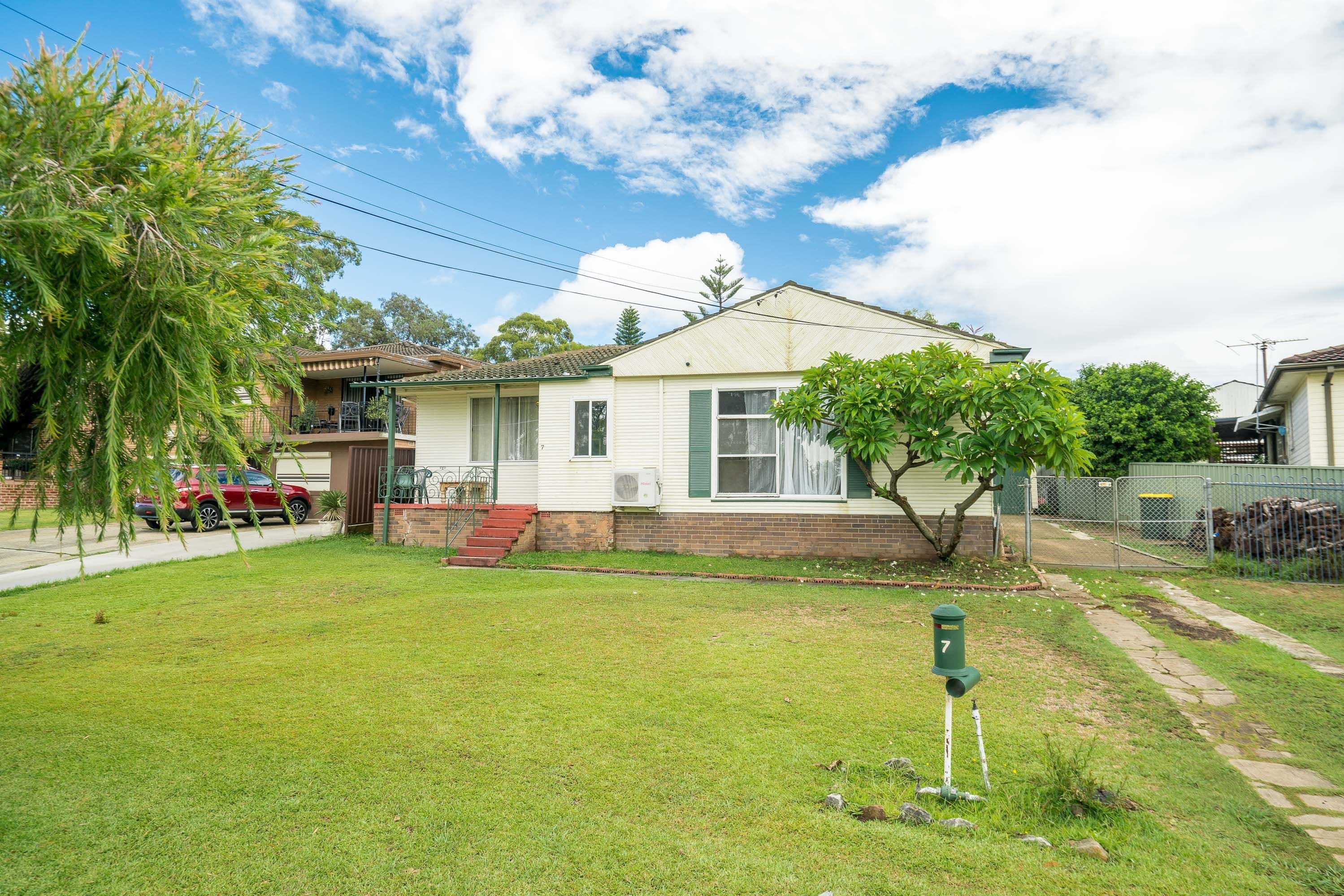 7 Holland Crescent, Casula - Thumbnail 2
