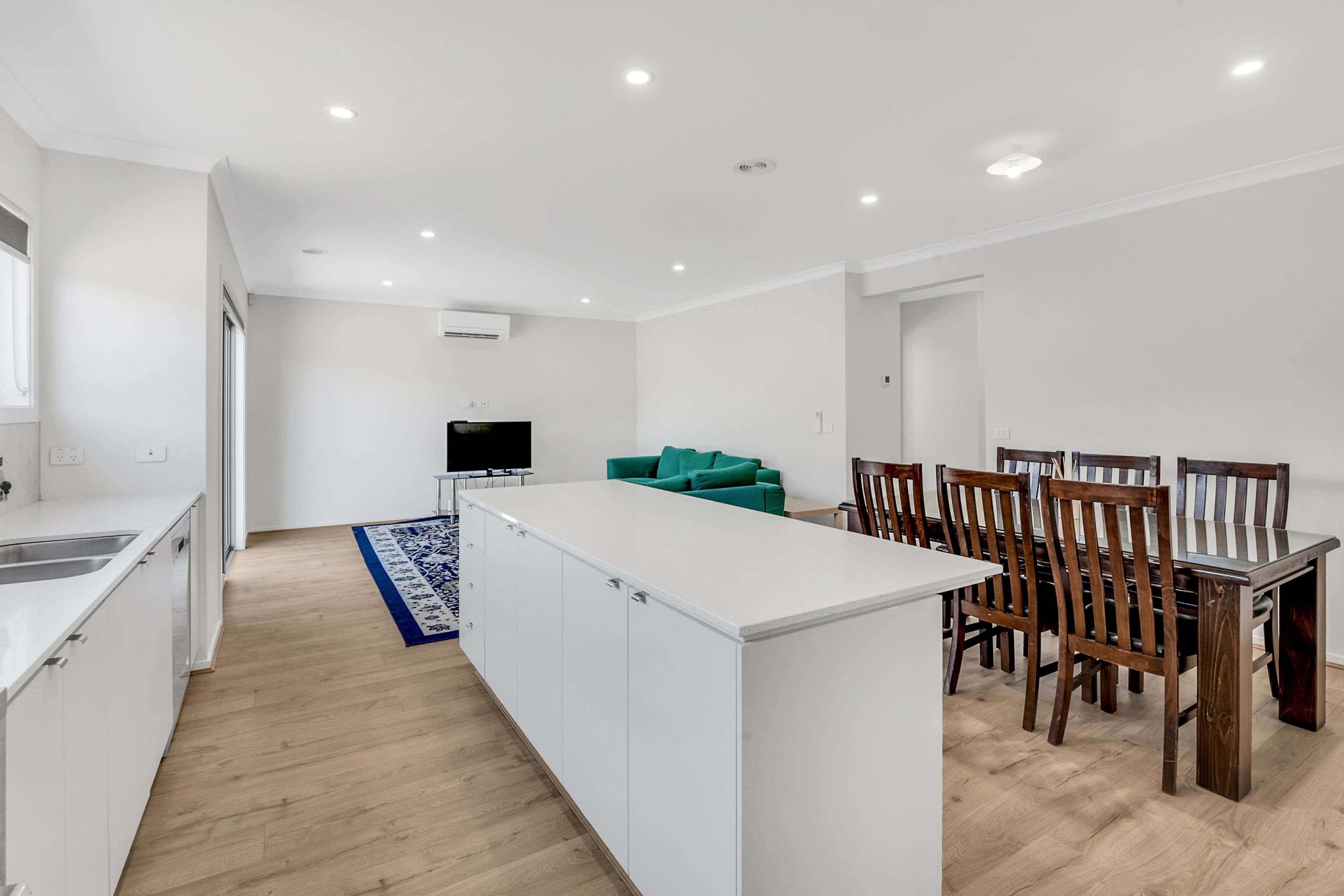 8 Hollyhock Road, Craigieburn VIC 3064, Craigieburn - Thumbnail 4