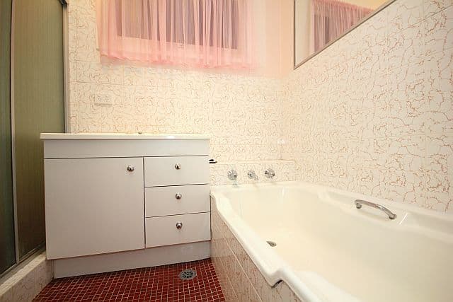 13 Sturt Avenue, GEORGES HALL NSW 2198, Georges Hall - Thumbnail 4