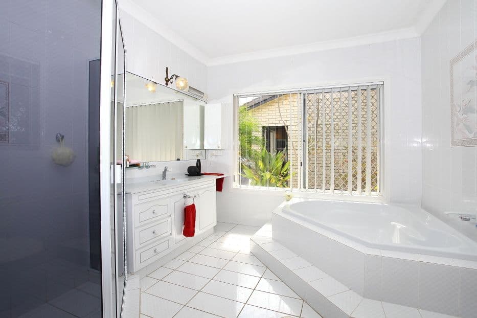 108 Santa Cruz Boulevard, CLEAR ISLAND WATERS QLD 4226, Clear Island Waters - Thumbnail 6