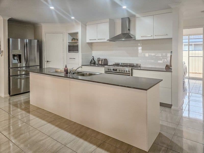 10 Cardwell Gardens, Dongara WA 6525, Dongara - Thumbnail 2