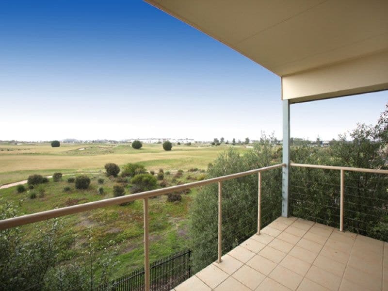 38/1 Greg Norman Drive, Sanctuary Lakes - Thumbnail 2