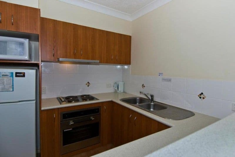 38 Petrel Avenue, MERMAID BEACH QLD 4218, Mermaid Beach - Thumbnail 4