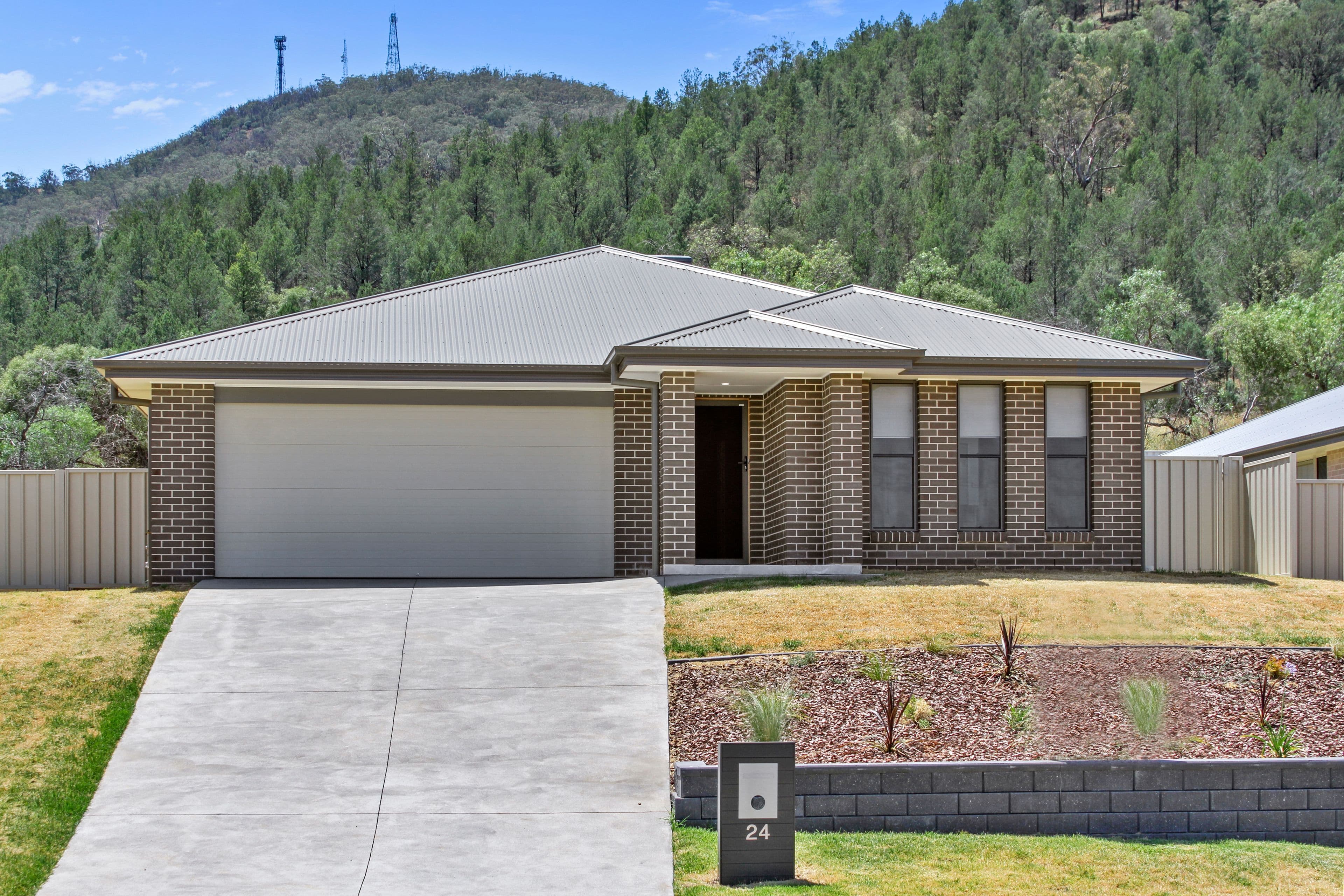 24 Scarborough Close, Tamworth NSW 2340, Tamworth - Image 1