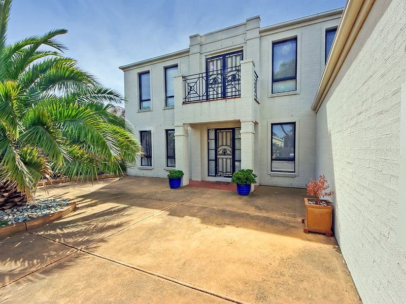8 Classic Court, POINT COOK VIC 3030, Point Cook - Thumbnail 3