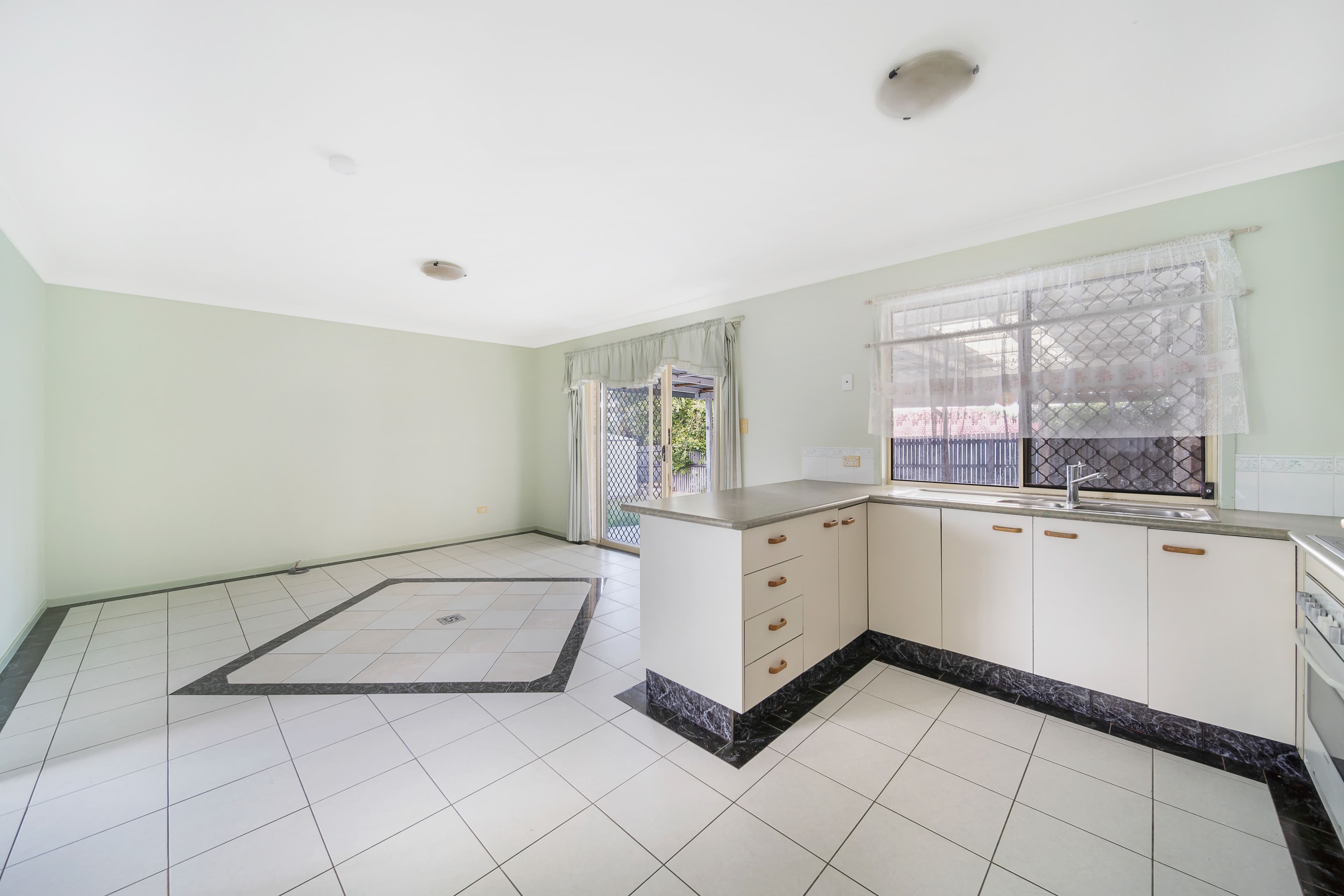 16 Lorraine Street, Crestmead QLD 4132, Crestmead - Thumbnail 2