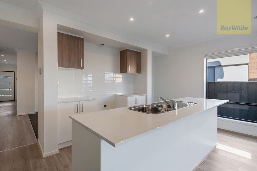 11 Angove Street, CRAIGIEBURN VIC 3064, Craigieburn - Thumbnail 2