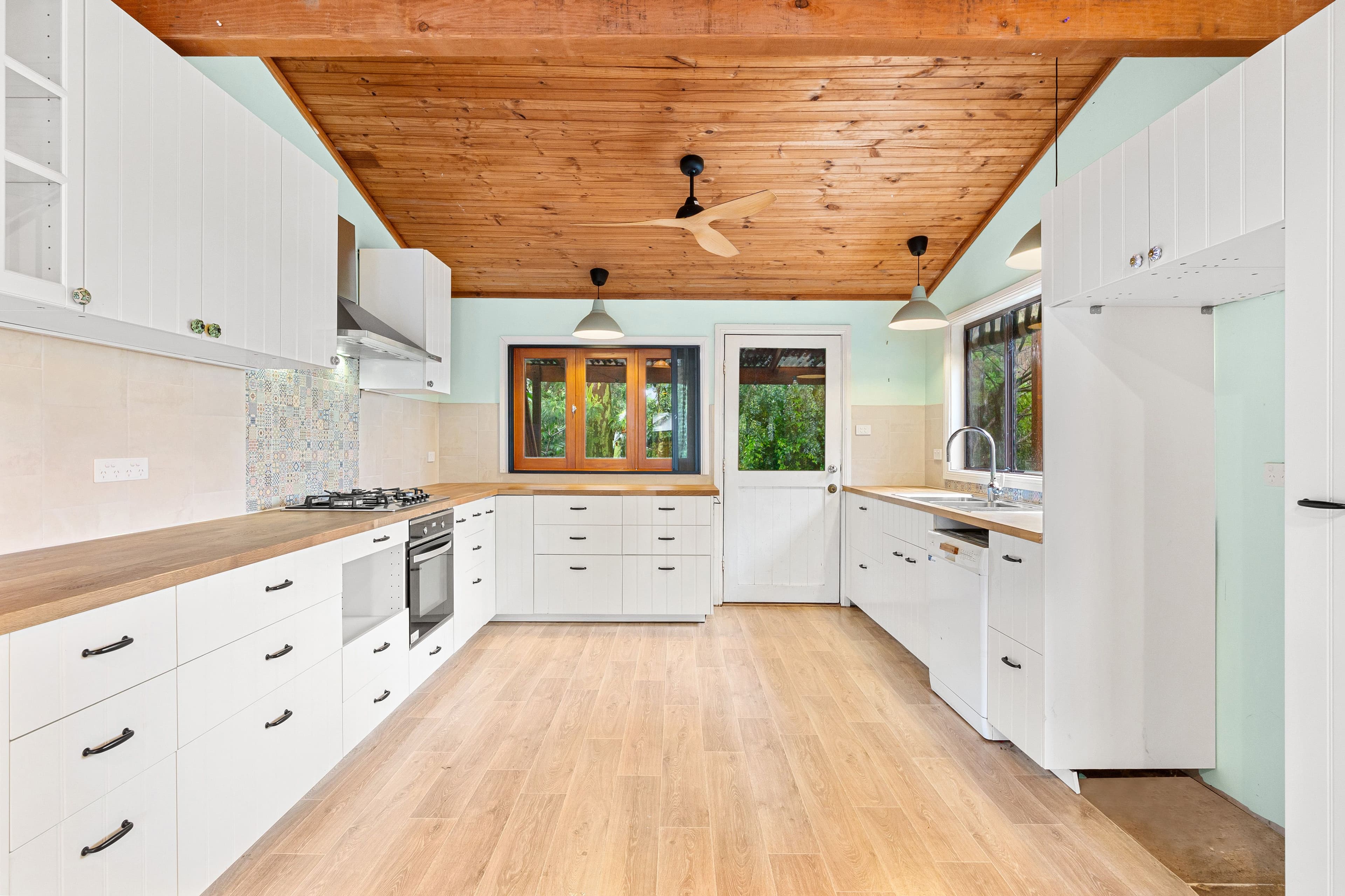 9 Elaine Avenue, Berkeley Vale NSW 2261, Berkeley Vale - Thumbnail 2