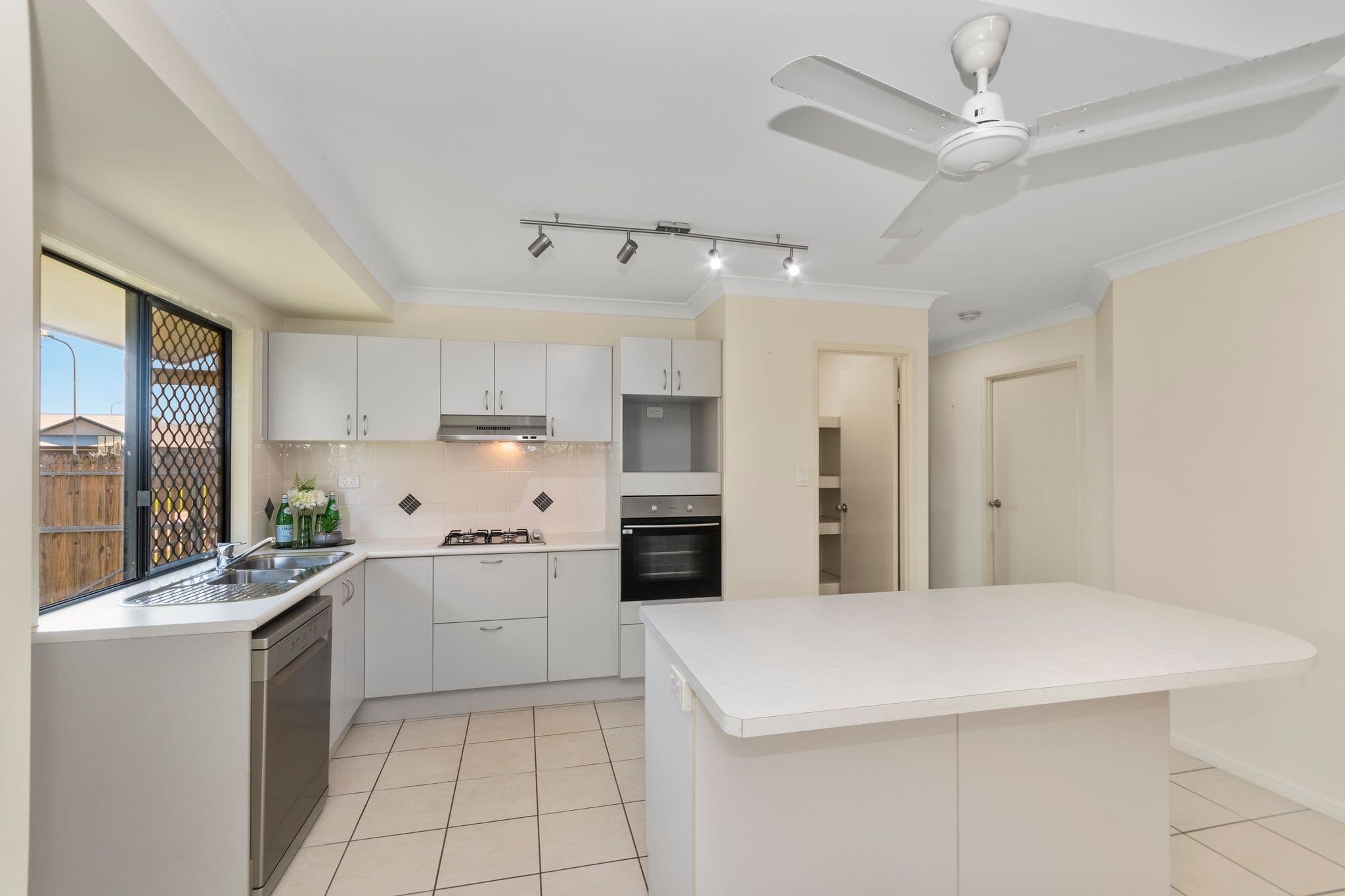 5 Carholm Court, Kirwan QLD 4817, Kirwan - Thumbnail 2