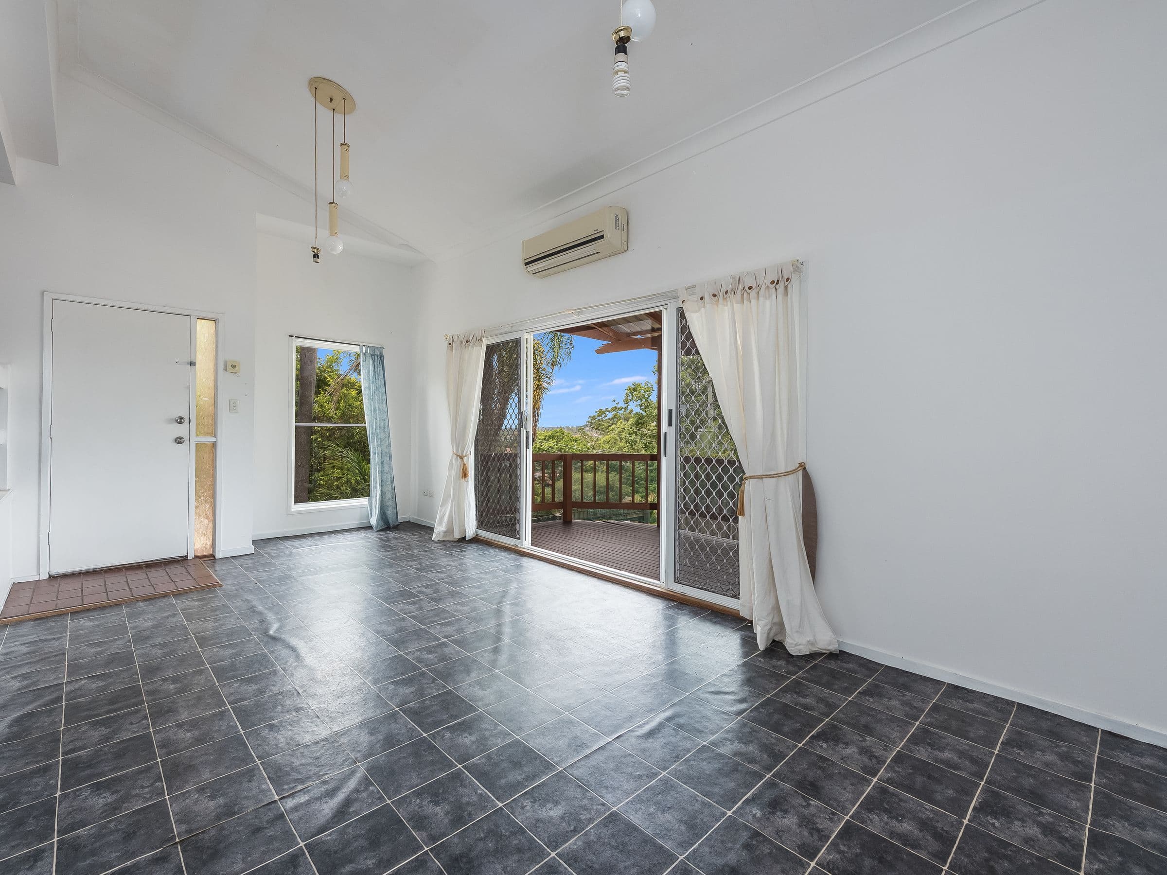 6 Helisma Court, Mount Warren Park QLD 4207, Mount Warren Park - Thumbnail 2