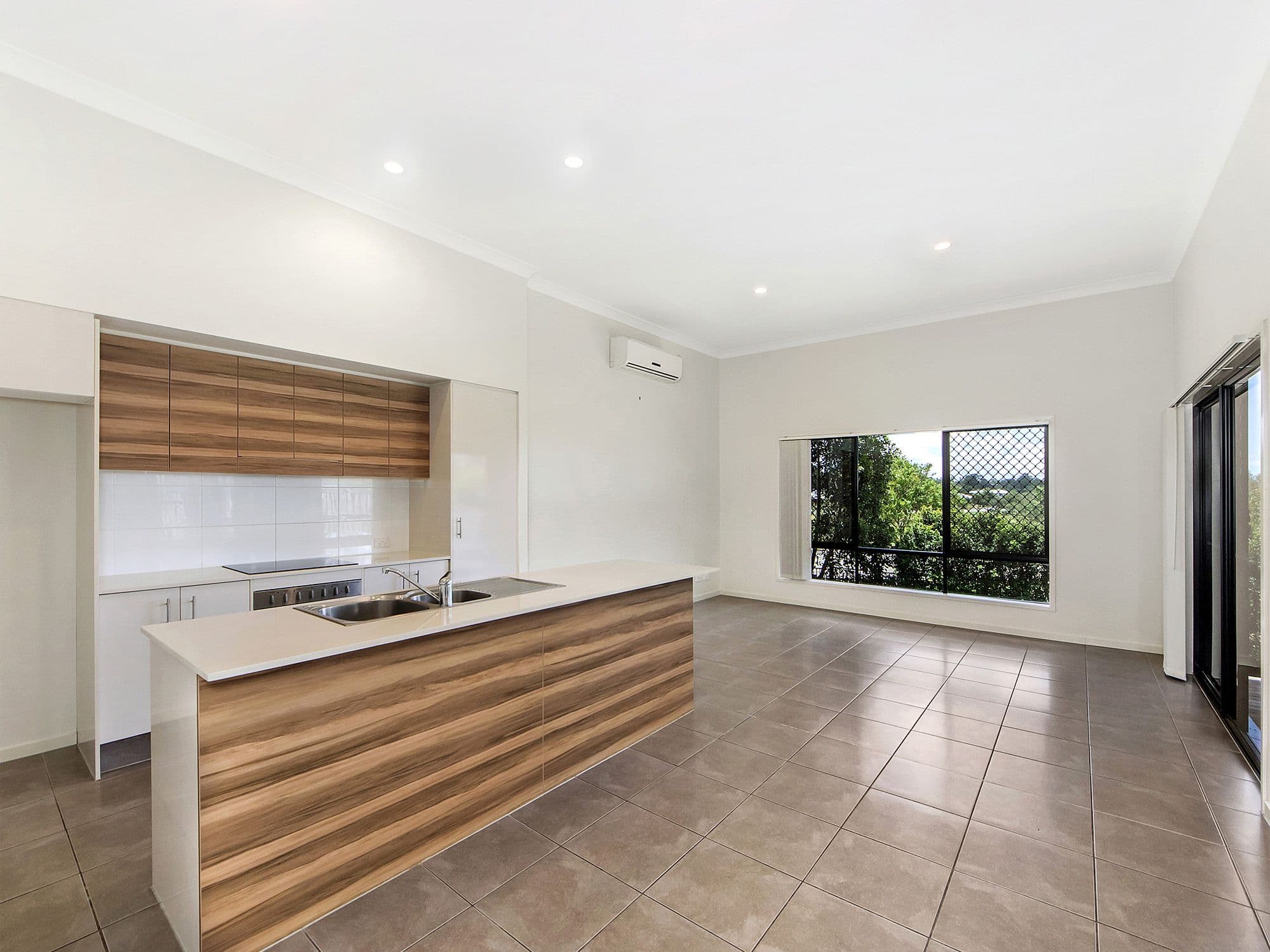6 Riverbreeze Crescent, Maudsland QLD 4210, Maudsland - Thumbnail 2