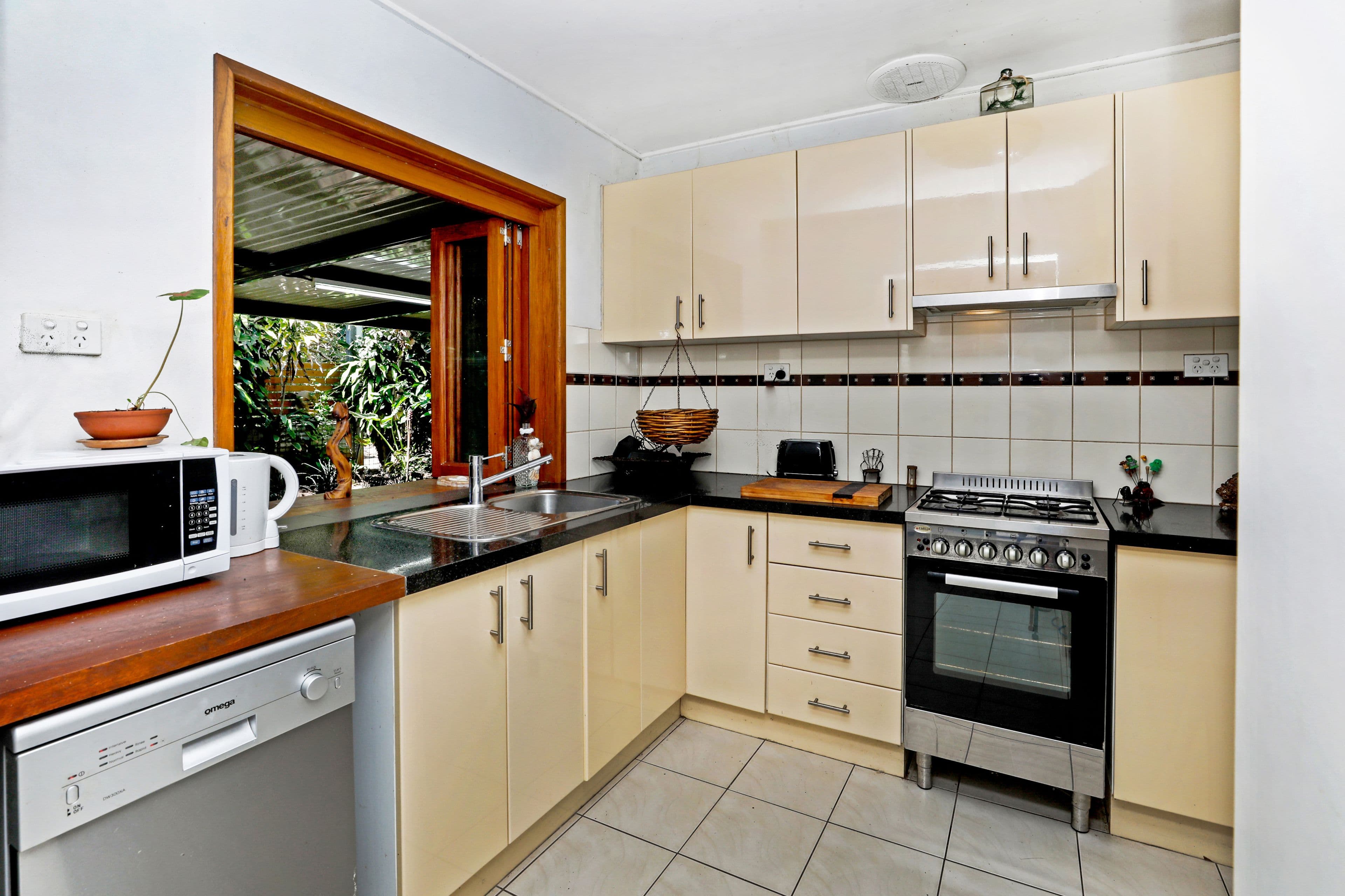 2 Granadilla Street, Holloways Beach QLD 4878, Holloways Beach - Thumbnail 2