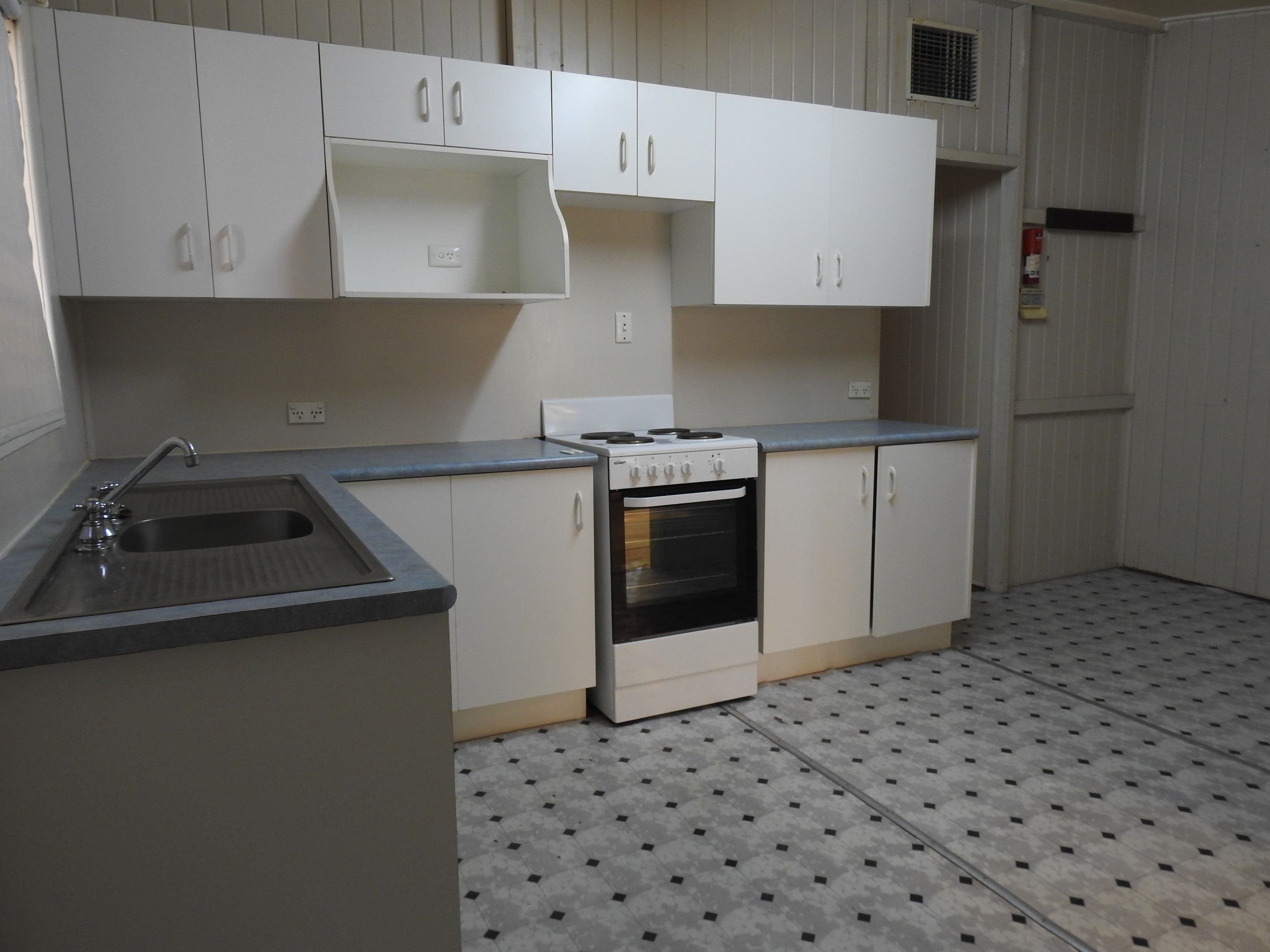 105 Fir Street, Barcaldine QLD 4725, Barcaldine - Thumbnail 3