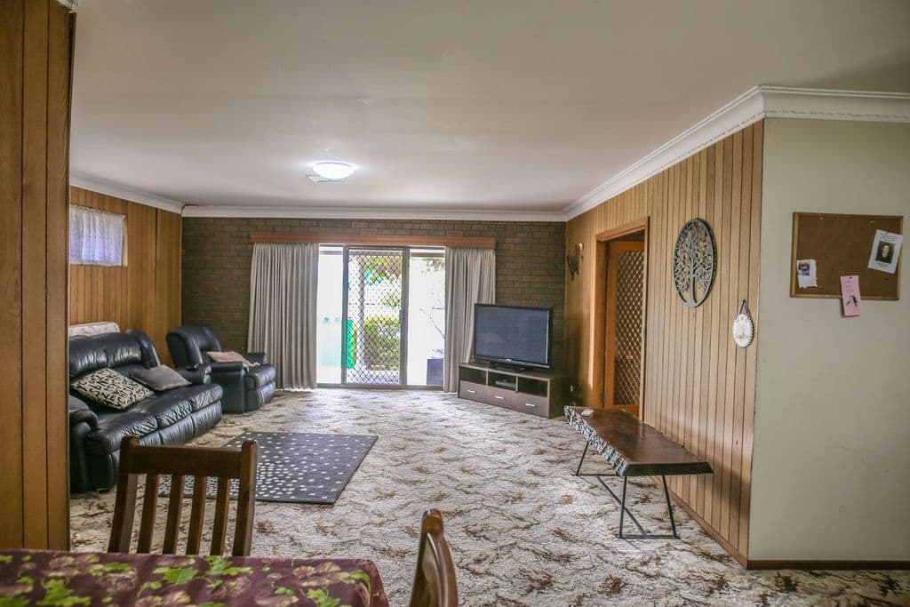 302 Poictiers Street, Deniliquin NSW 2710, Deniliquin - Thumbnail 2