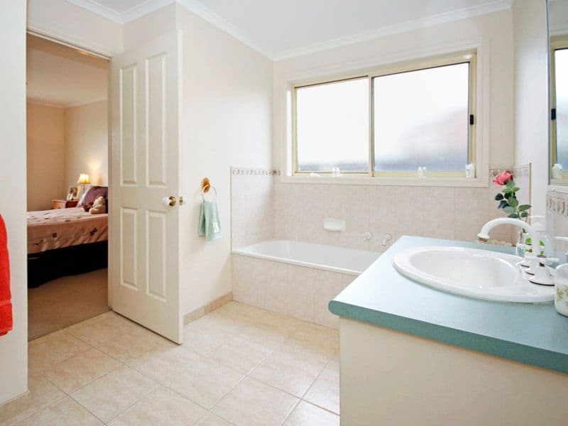 24 Paramount Crescent, ST ALBANS PARK VIC 3219, St Albans Park - Thumbnail 5