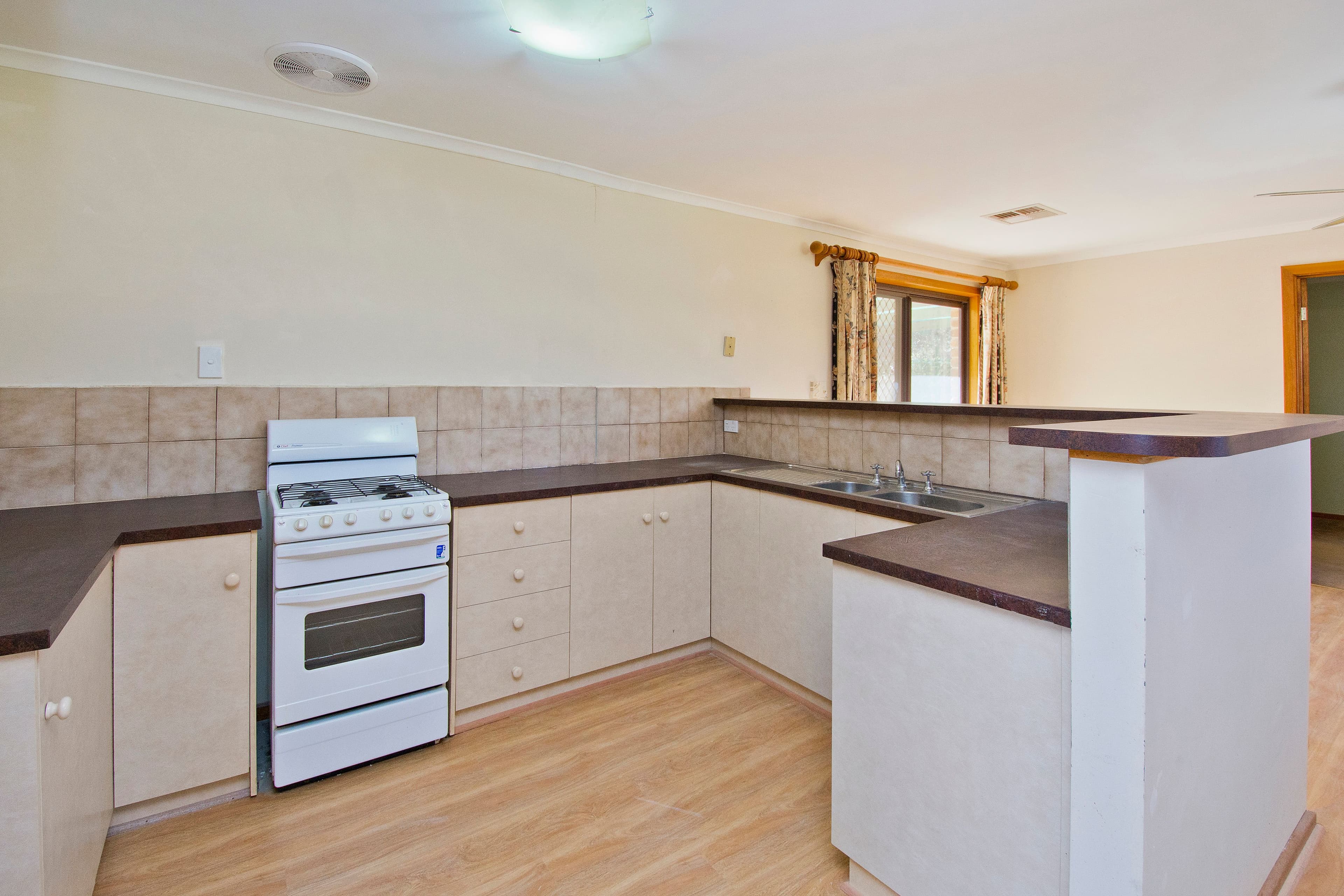 8 Cardiff Court, Craigmore SA 5114, Craigmore - Thumbnail 2