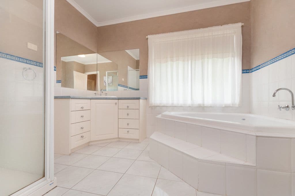 18 Northampton Crescent, Caroline Springs VIC 3023, Caroline Springs - Thumbnail 7