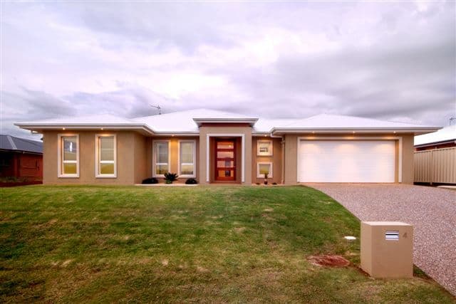 4 Gwenda Drive, WESTBROOK QLD 4350, Westbrook - Image 1