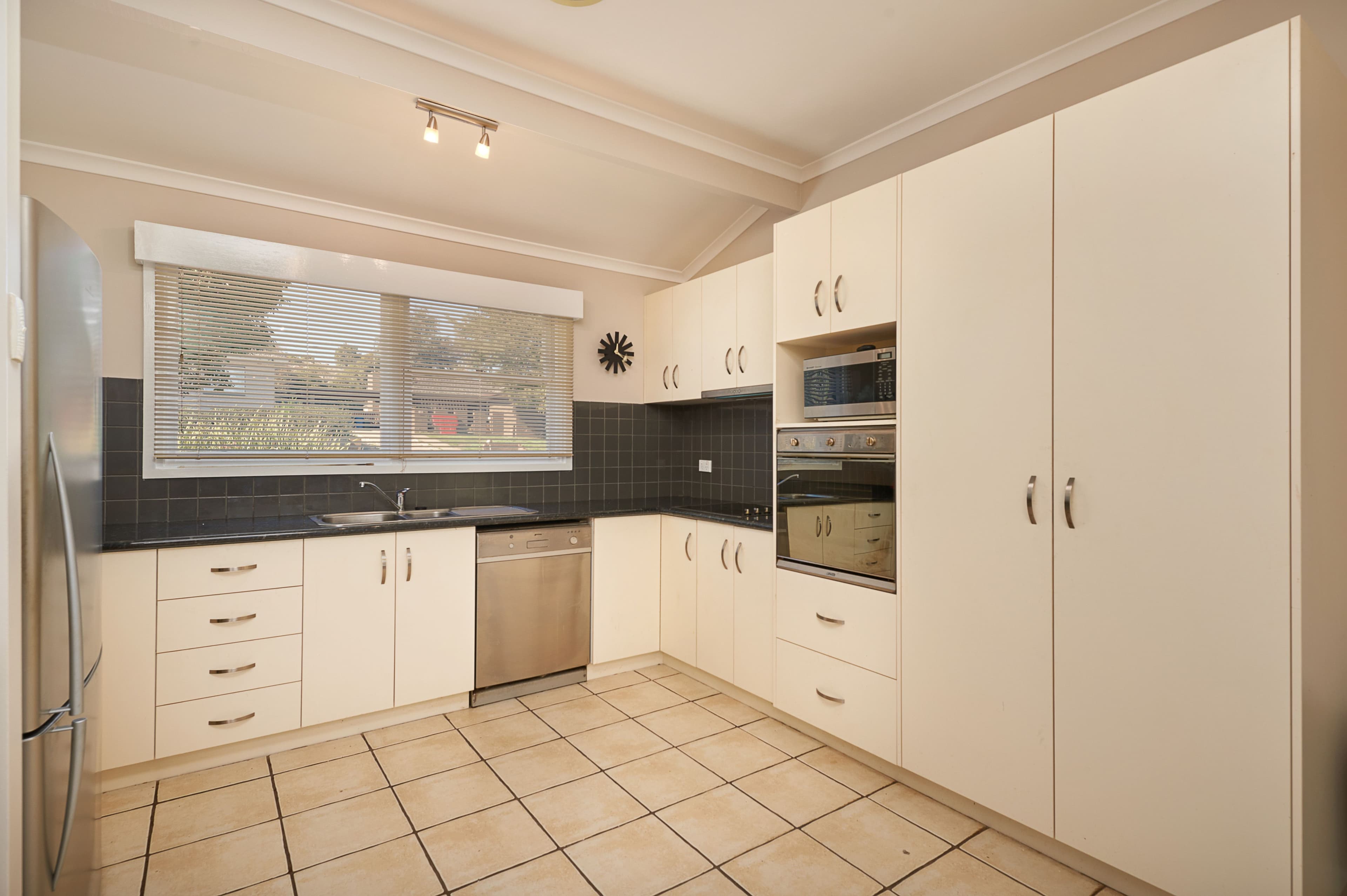 9 Churchill Avenue, Kooringal - Thumbnail 2