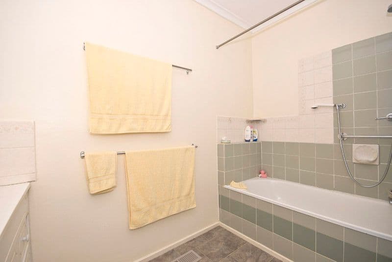 2 Ronald Crescent, BORONIA VIC 3155, Boronia - Thumbnail 4