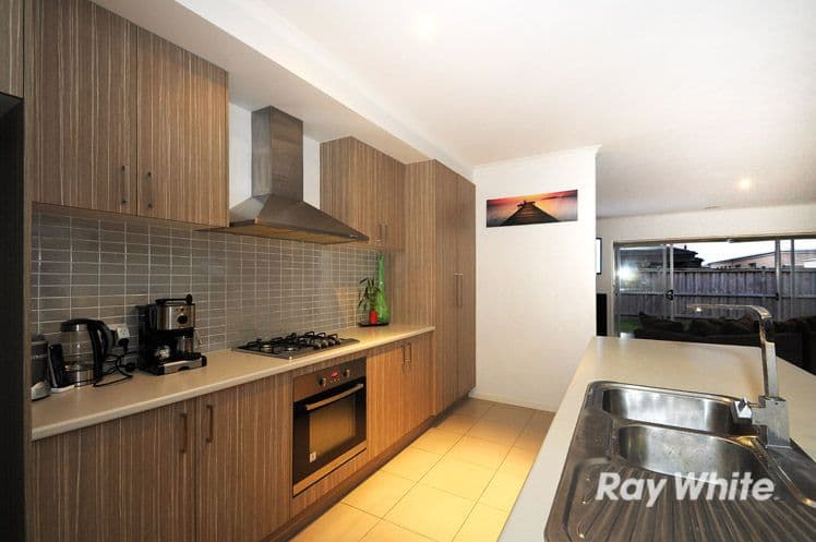 81 Charlbury Crescent, CRANBOURNE NORTH VIC 3977, Cranbourne North - Thumbnail 3