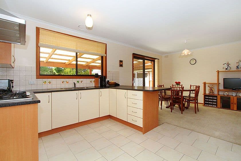 4 Kellaway Crescent, MILL PARK VIC 3082, Mill Park - Thumbnail 3