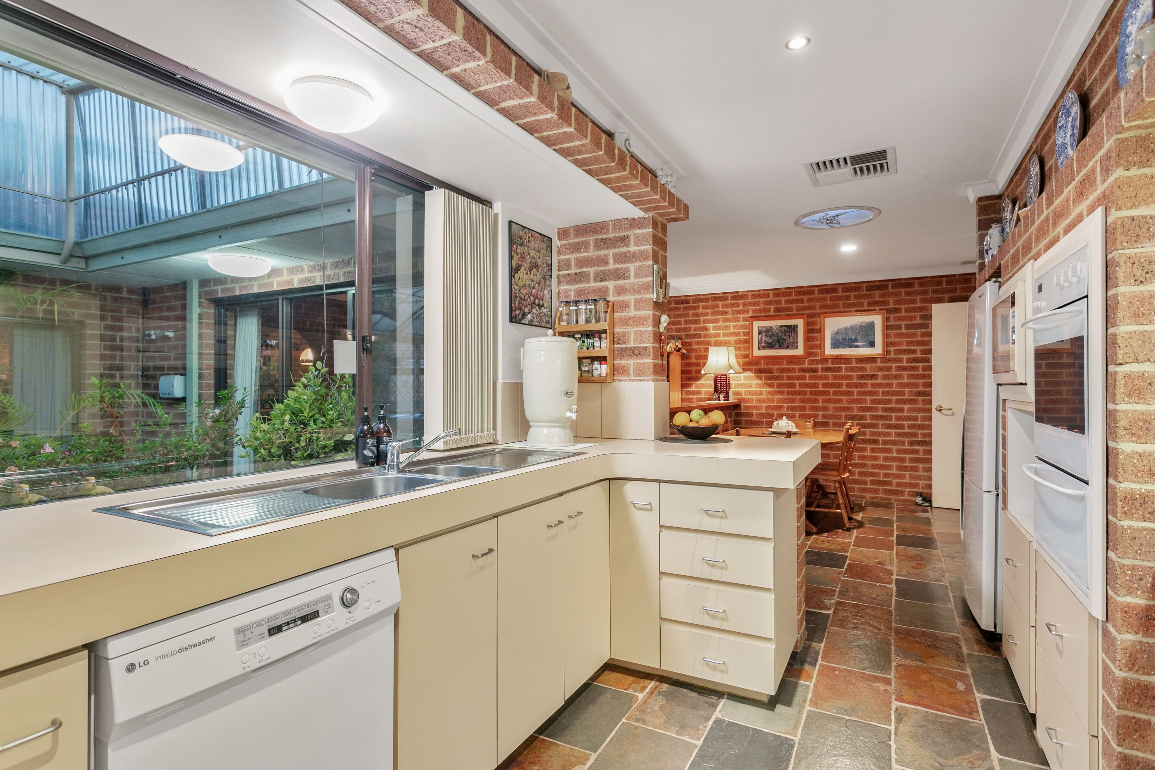 26 Viewcrest Way, Sorrento WA 6020, Sorrento - Thumbnail 3