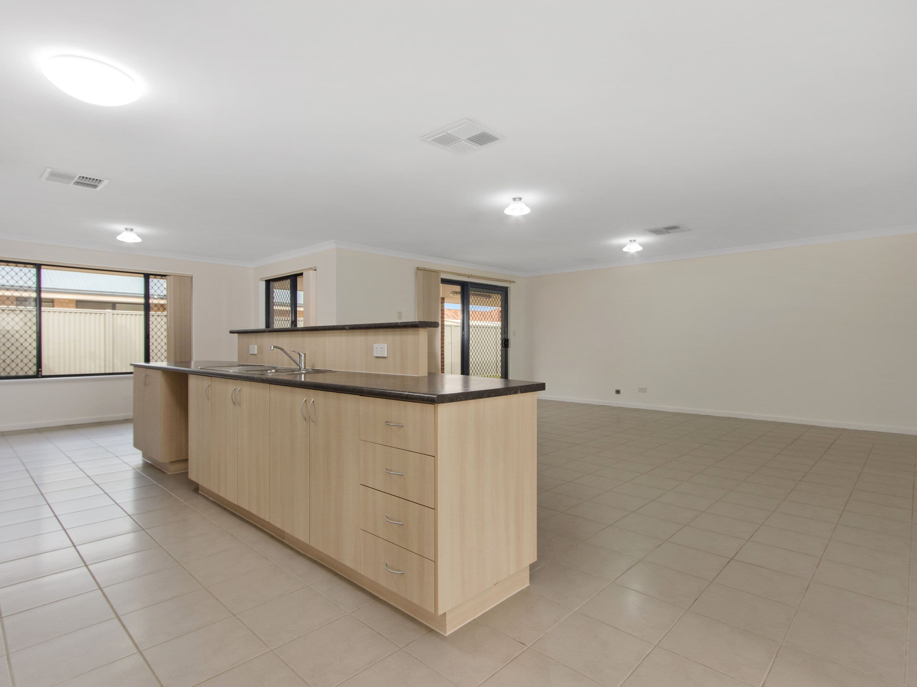 4 Oxenholme Way, Waikiki WA 6169, Waikiki - Thumbnail 7