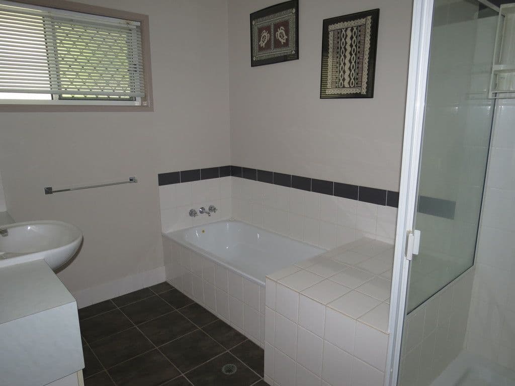 13 Barry Street, Emerald QLD 4720, Emerald - Thumbnail 7
