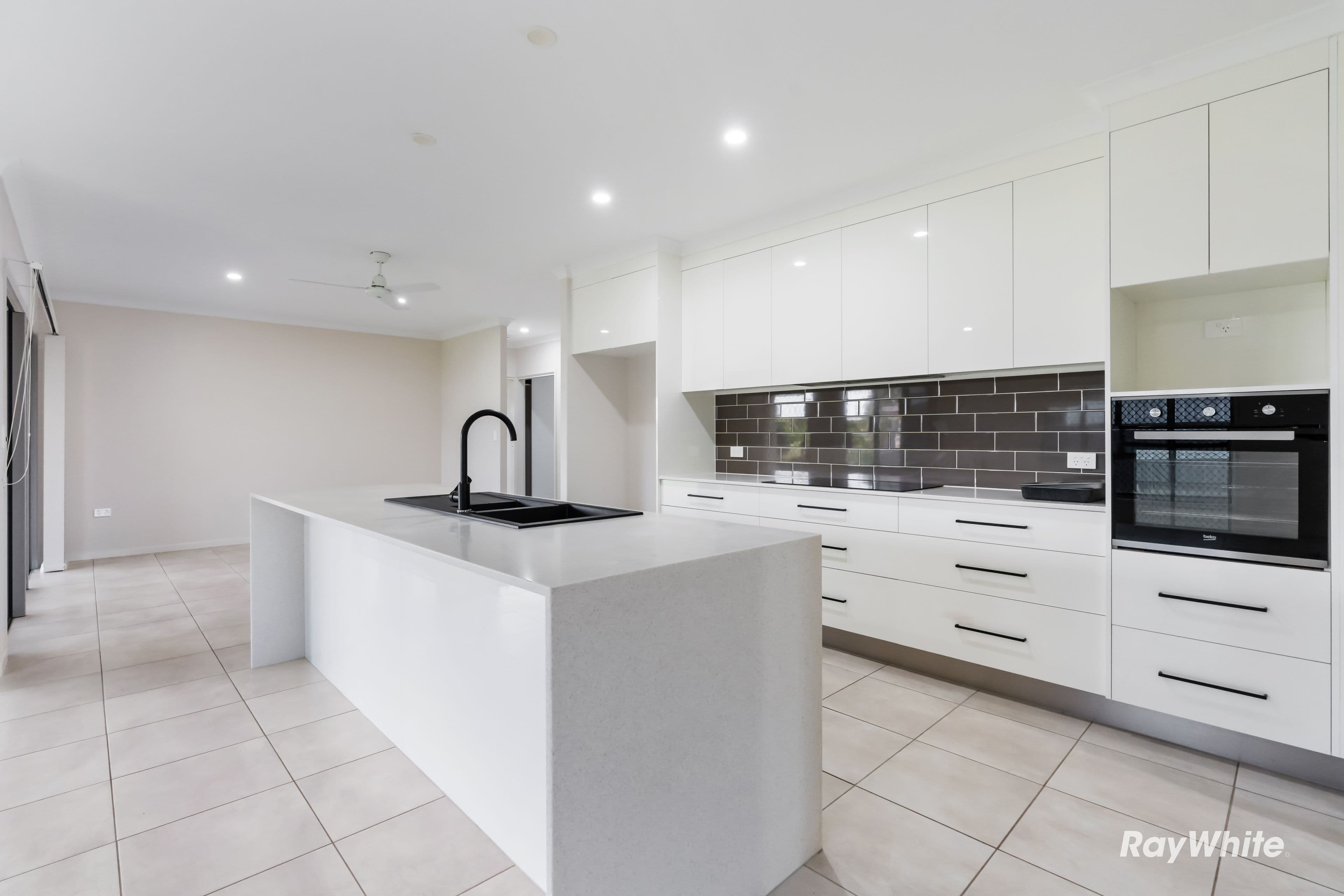 42 Bisdee Street, Coral Cove QLD 4670, Coral Cove - Thumbnail 3