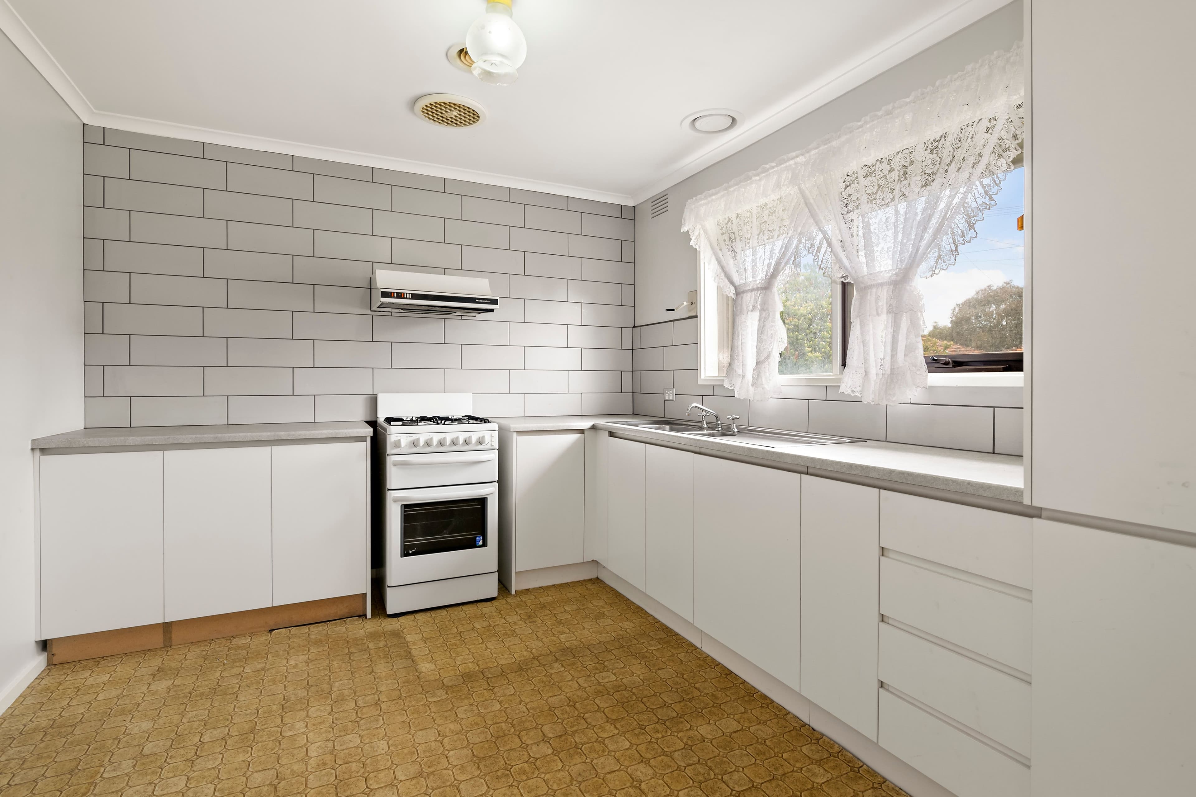 8 Symon Crescent, Thomastown VIC 3074, Thomastown - Thumbnail 2