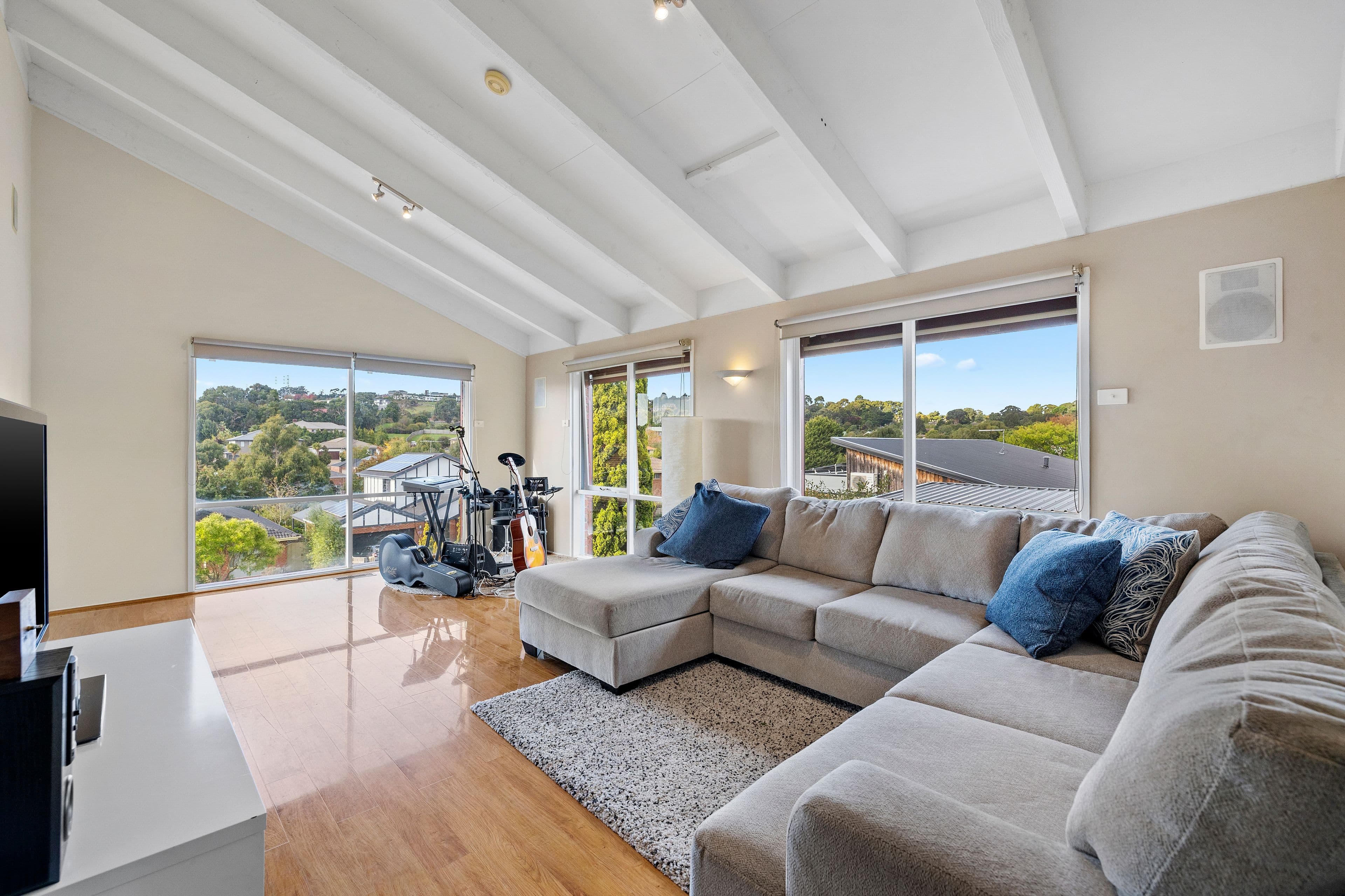 1 Lawrence Drive, Berwick VIC 3806, Berwick - Thumbnail 2