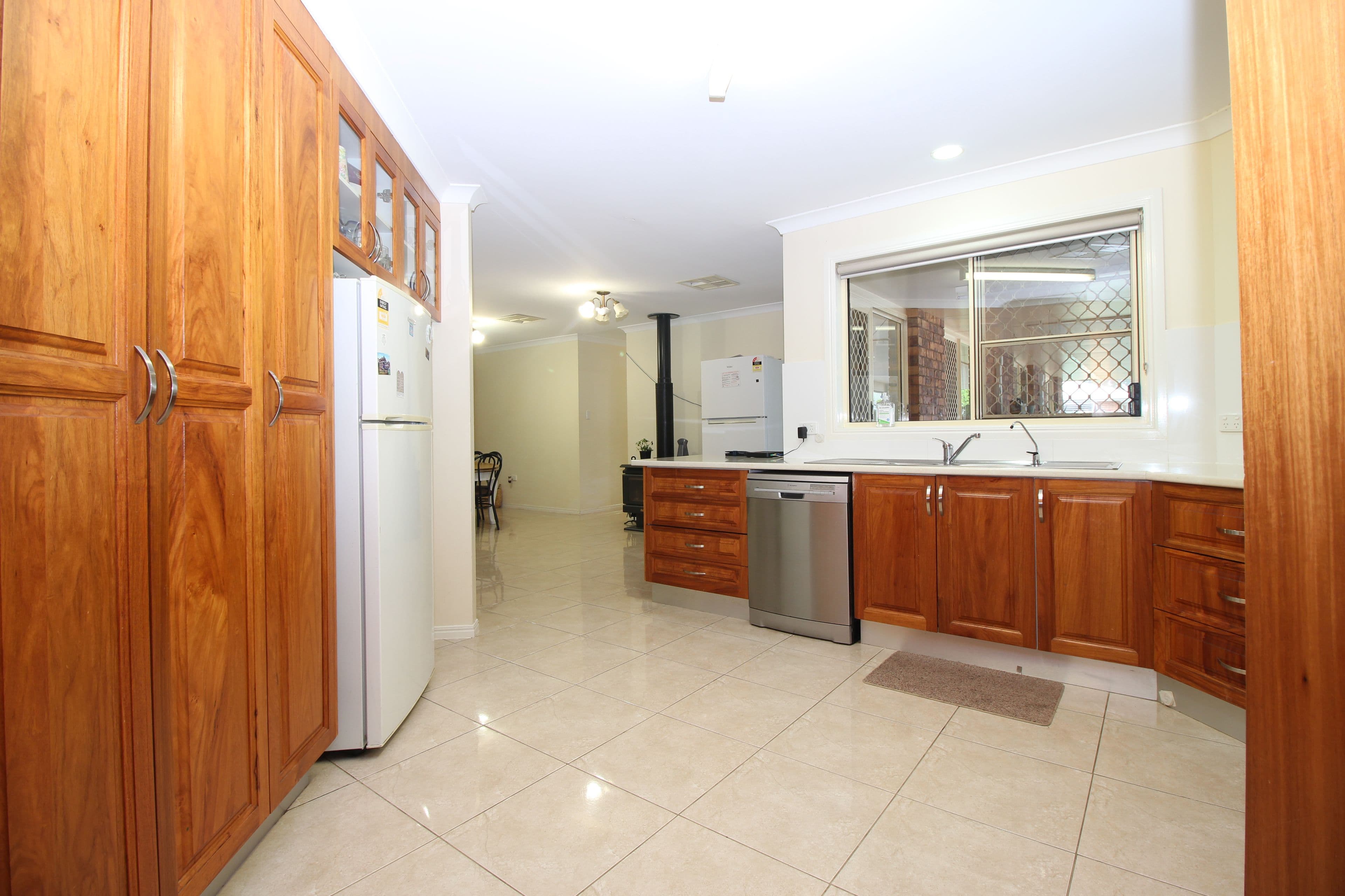 96 Baker Street, Emerald QLD 4720, Emerald - Thumbnail 7