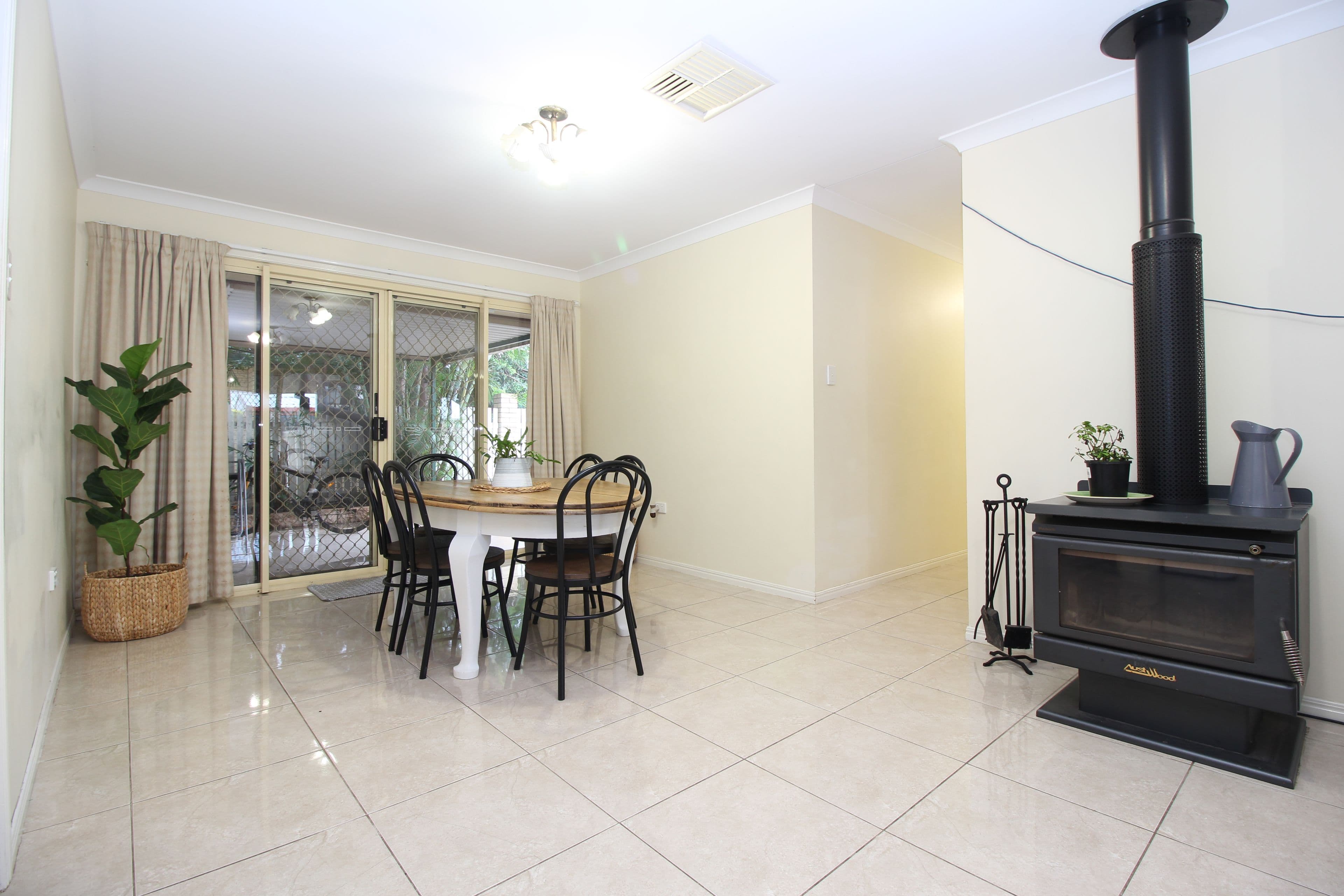 96 Baker Street, Emerald QLD 4720, Emerald - Thumbnail 8