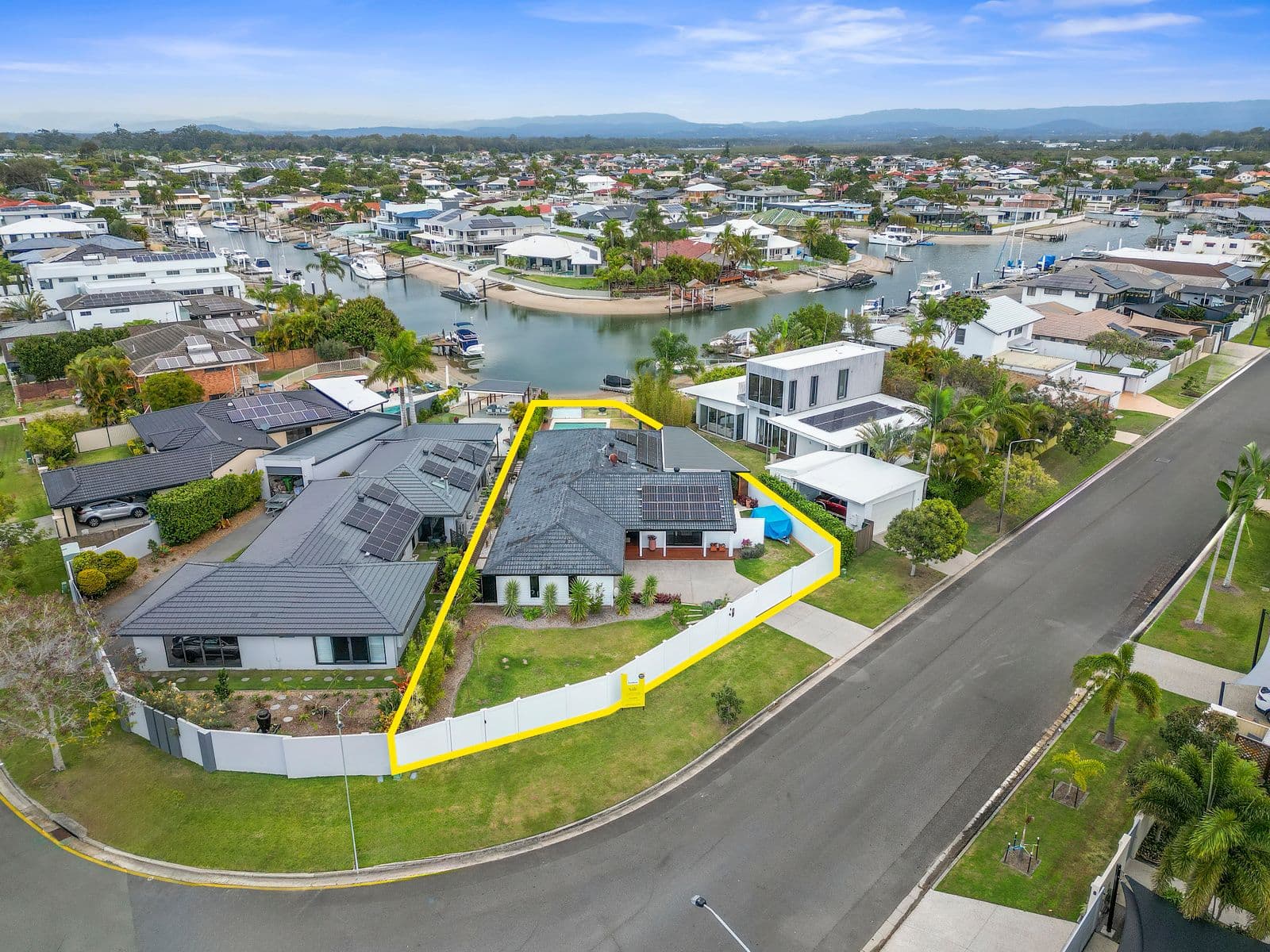 2 Dobell Avenue, Paradise Point QLD 4216, Paradise Point - Thumbnail 2