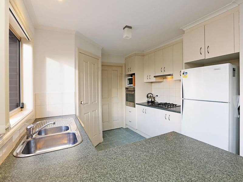 42 Meadenhall Drive, ST ALBANS PARK VIC 3219, St Albans Park - Thumbnail 3