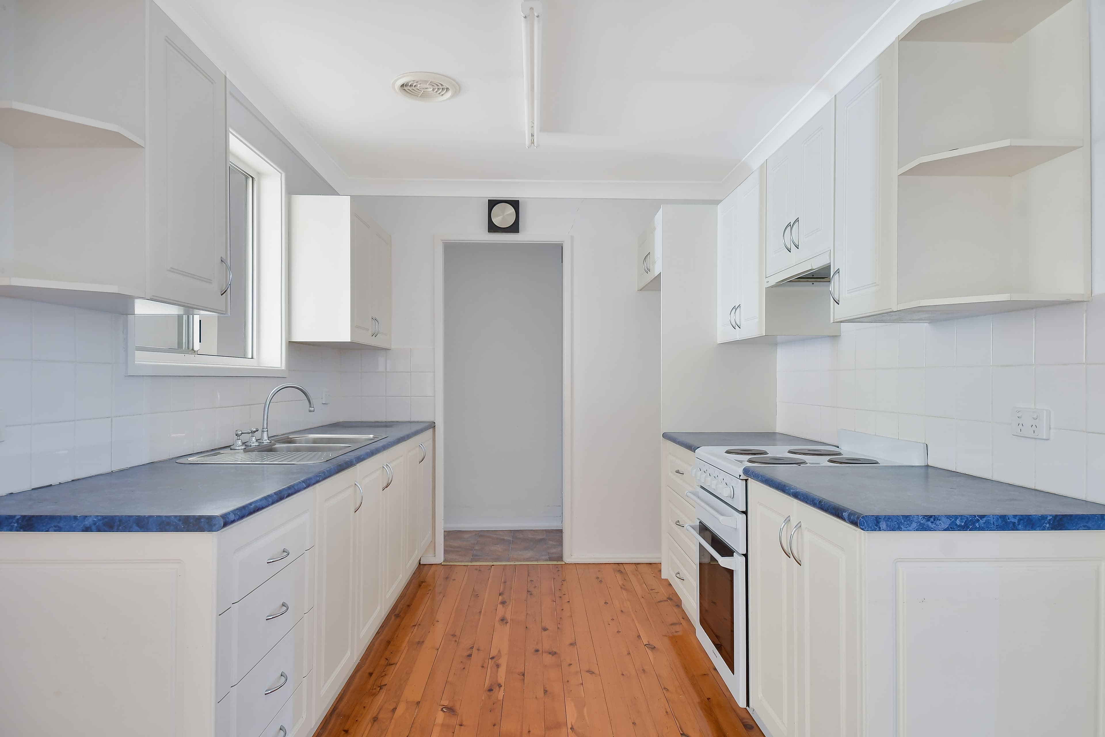 10 Maroubra Crescent, Woodbine - Thumbnail 4