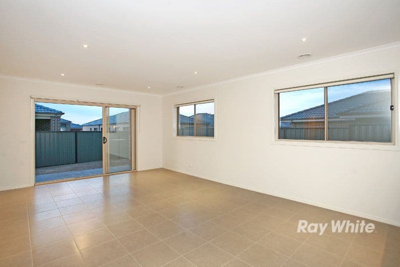 104 Selandra Boulevard, CRANBOURNE VIC 3977, Cranbourne - Thumbnail 3