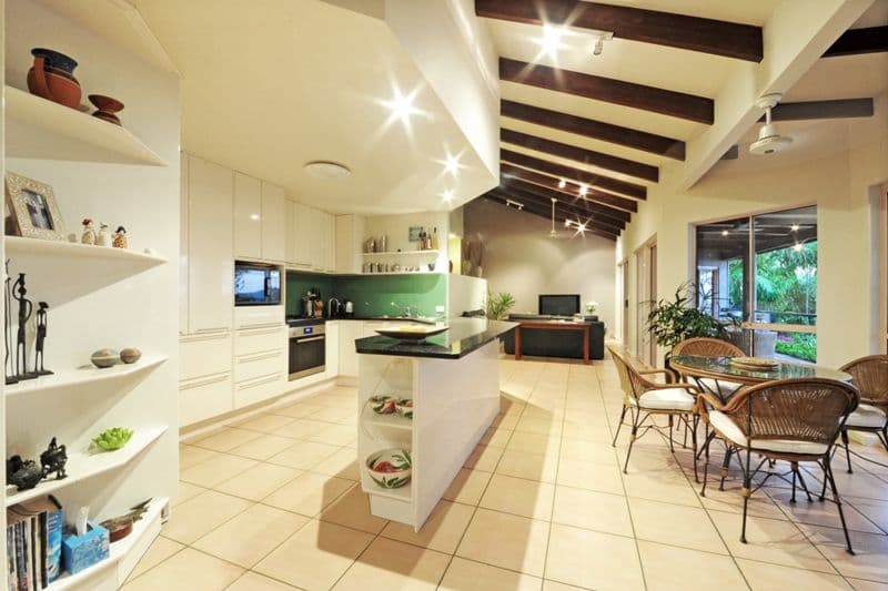 7 Dixon Place, CANNONVALE QLD 4802, Cannonvale - Thumbnail 2