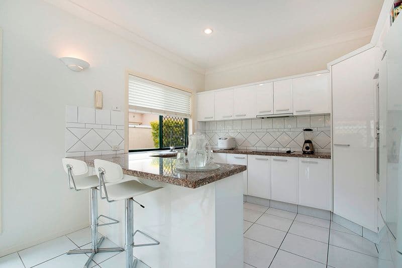 4 Steyning Court, ARUNDEL QLD 4214, Arundel - Thumbnail 4