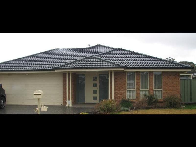 2 Garland Place, Young - Image 1