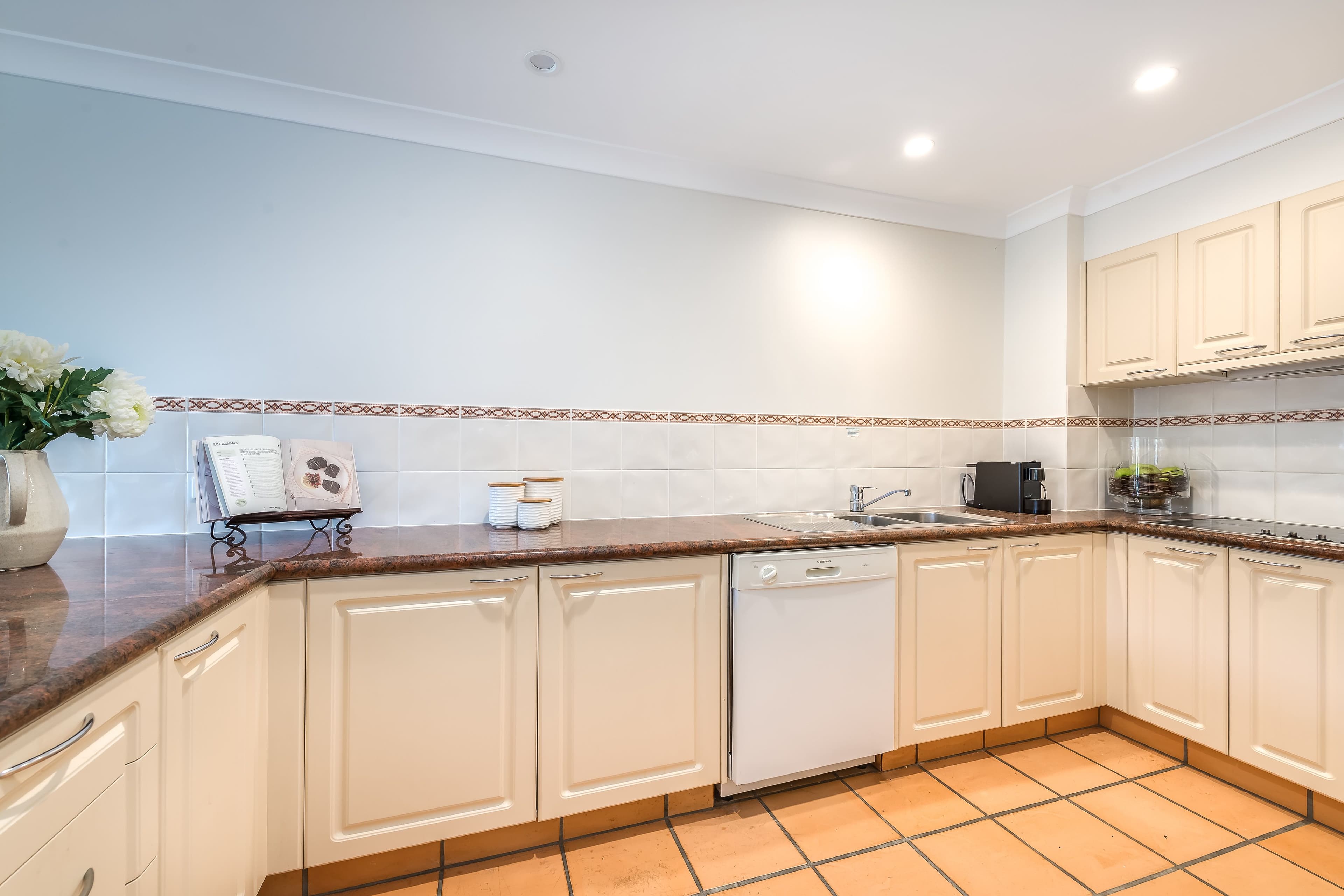 8334 Magnolia Drive East, Hope Island QLD 4212, Hope Island - Thumbnail 6