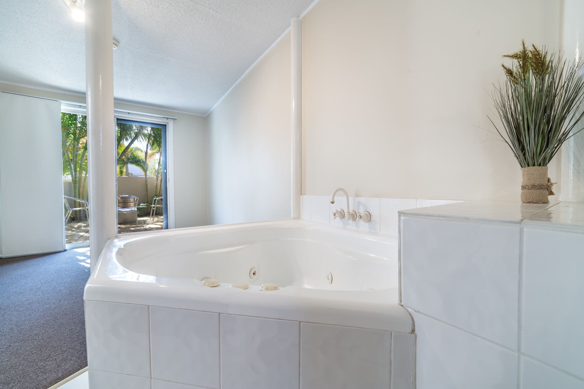 11 Boongala Road, Broadbeach Waters QLD 4218, Broadbeach Waters - Thumbnail 7