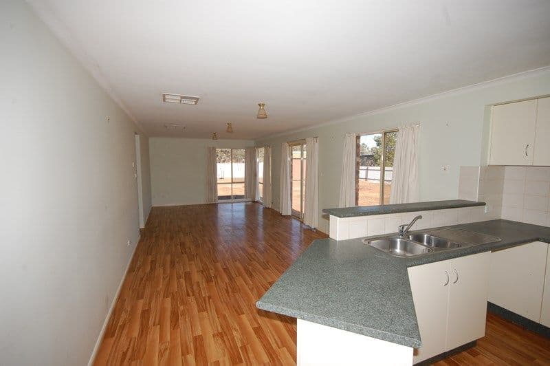 26 DeMamiel Street, DARLINGTON POINT NSW 2706, Darlington Point - Thumbnail 3
