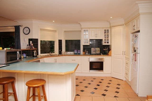 10 Glenelg Avenue, FRANKSTON VIC 3199, Frankston - Thumbnail 2