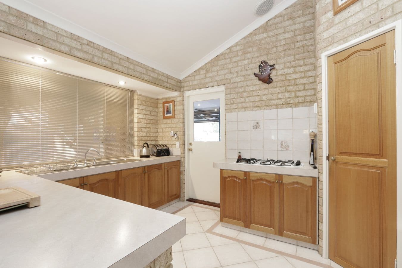 30 Peachey Avenue, KEWDALE WA 6105, Kewdale - Thumbnail 2